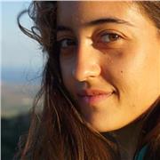 Profesora de inglés imparte clases de inglés a niños y adultos